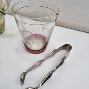L 140 - Set De 9 Piezas - Atractivo set de bar en vidrio tallado con jarra, 6 copas para licor, balde hielera y pinza de hielo con diseño estilo garra (Balde con rajadura / Pinza con detalles de uso) - imagen 7