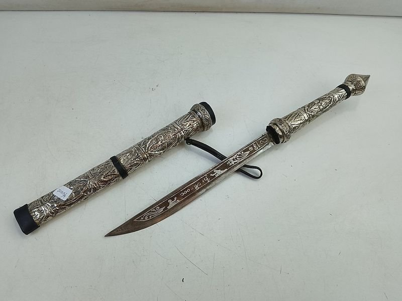 Antigua Daga Ornamental con Vaina Grabada y Detalles en Plata