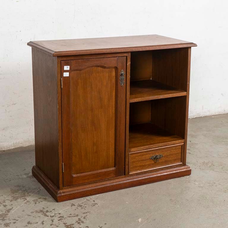 Mueble de madera con puerta, cajón y estantes