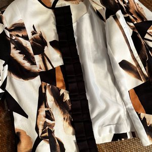 Torera Blanca con Estampado Floral en Negro y Marrón - Talle S - imagen 2