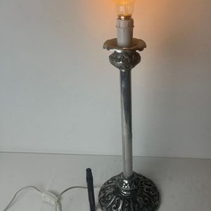 Lámpara de Sobremesa Antigua de Peltre Repujado - imagen 7