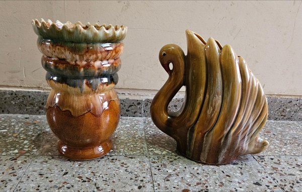 Juego de 2 Floreros de Loza: Cisne y Diseño Ondulado - imagen 1