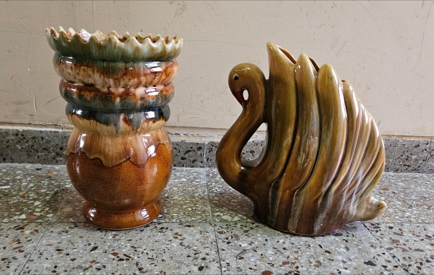 Juego de 2 Floreros de Loza: Cisne y Diseño Ondulado