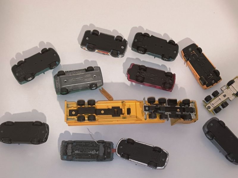 Colección de juguetes de coches a escala - imagen 3