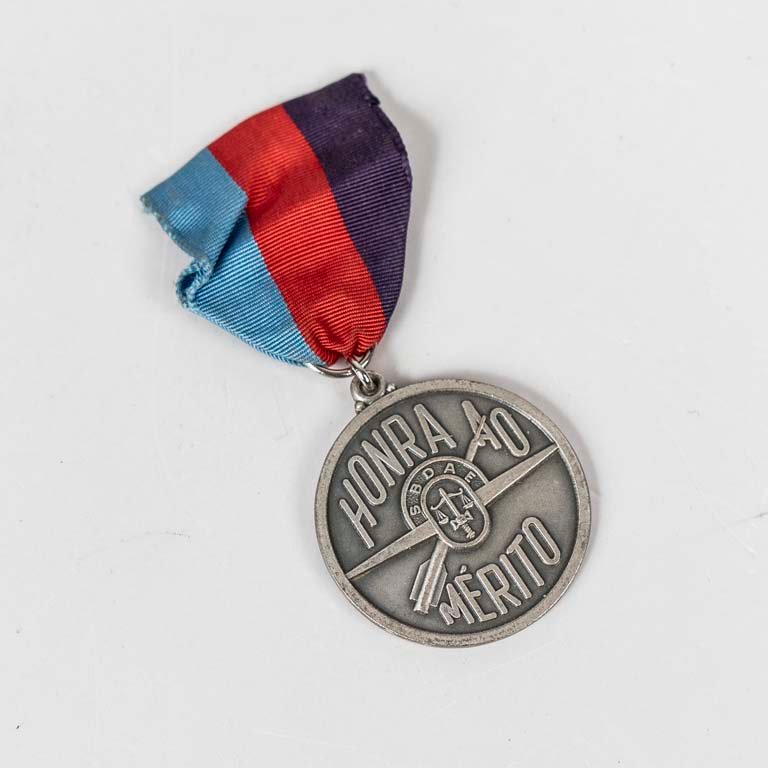 Lote siguiente: Medalla brasileña con cinta de mérito del año 1970
