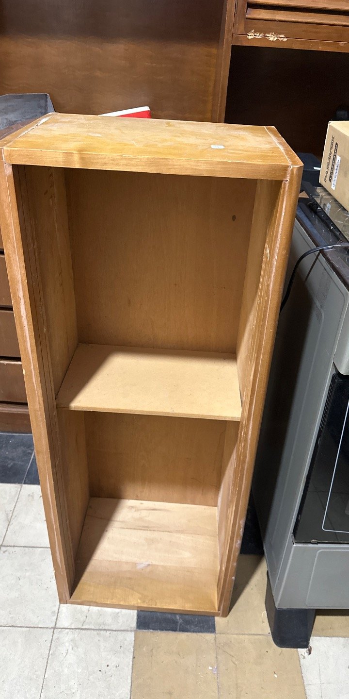 Lote siguiente: Repisa de madera con diseño simple