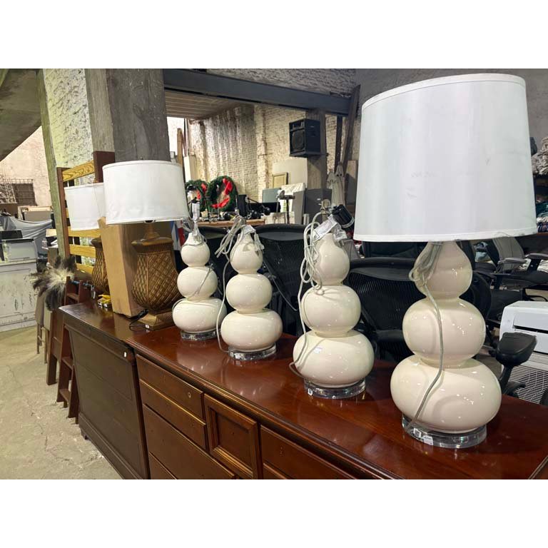 Lote de 4 Lámparas de Mesa Blancas con Base Transparente