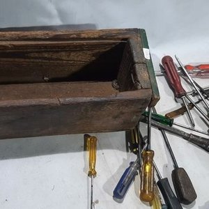 Cajón de Madera con Set de Destornilladores Varios - imagen 3