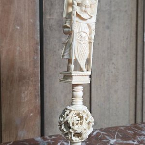 Figura Oriental Tallada en Marfil: Guerrero con Esfera Decorativa, 20cm - imagen 3