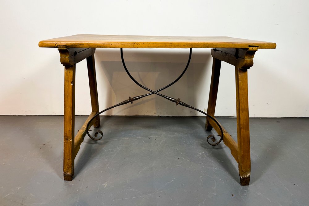 Antigua Mesa Rectangular de Madera con Refuerzo de Hierro