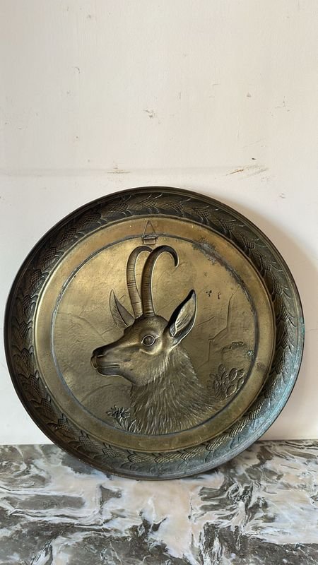 Lote anterior: Plato redondo de bronce con imagen de alce