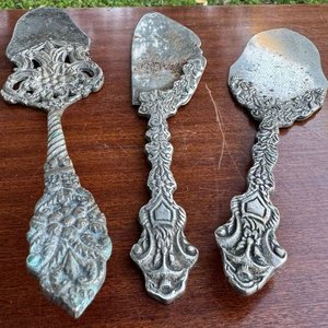 tres palas de servir con diferentes diseños en metal plateado labrado - imagen 1