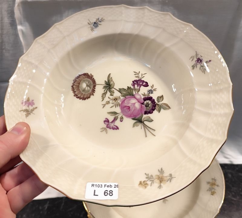 Platos de porcelana Royal Copenhagen de 22 cm, diseños florales y excelentes condiciones - imagen 2