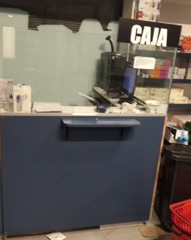 Mueble caja para comercio con múltiples estantes para facilitar la facturación