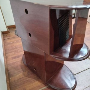 L 995 - Importante mueble para equipo de audio o TV en madera lustrada tono caoba, con estantes organizadores y laterales para CDs (Medidas 91x49x93cm) - imagen 4