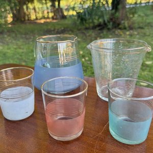 Lote siguiente: juego en cristal con distintos colores 3 vasos jarra y hielera