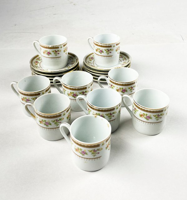 Lote siguiente: Jarrones y platos de porcelana con diseños florales