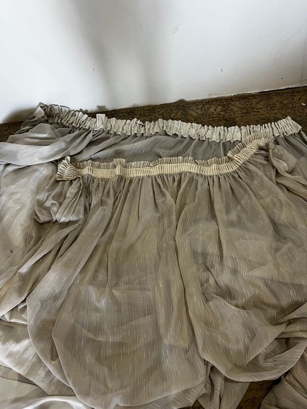 Bolsa de cuero marrón y cortinas de tela beige - imagen 5