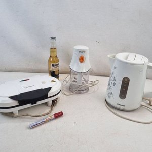 L 387 - Set De 3 Piezas - Practico set de electrodomesticos de cocina: wafflera, picador marca Kitcorner y jarra electrica Philips, todos funcionando - imagen 2