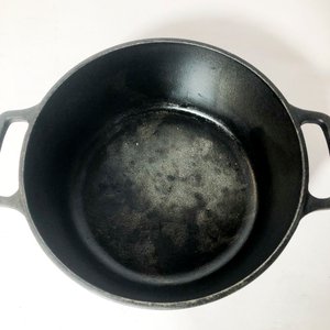 Olla de Hierro Fundido Negra con Tapa y Marca Faires - imagen 2