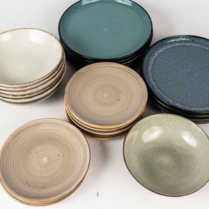 26 Platos de cerámica diferentes colores crema, azul, verde y marrón. Medidas: 21 cm - imagen 2
