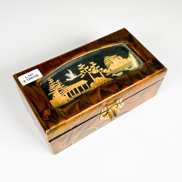Lote anterior: Caja en madera oriental tapa decorada, 17 x 9 cm