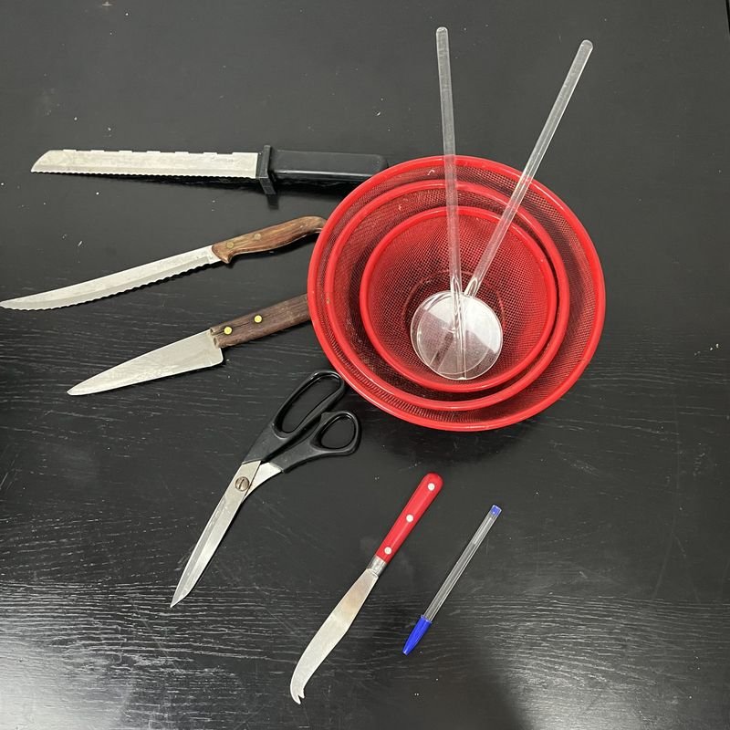 Cernidores de metal, cuchillos y cubiertos para ensalada - imagen 2
