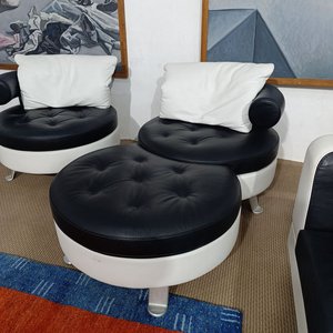 Conjunto Sillón Giratorio y Puff Bicolor de Cuero Diseño Mario Spinelli - imagen 2