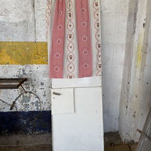 Puerta Antigua de Metal con Vidrios y Cortina - imagen 2