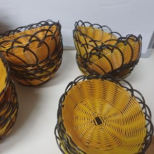 Lote de 100 Paneras Plásticas Amarillas y Negras, 20cm Diámetro - imagen 7