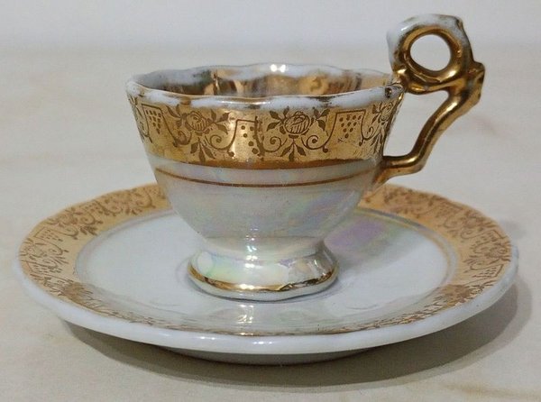 Taza y Platillo Demitasse Antigua Porcelana Blanca Nacarada con Bordes Dorados Florales - imagen 1