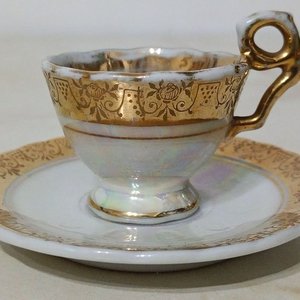 Lote anterior: Taza y Platillo Demitasse Antigua Porcelana Blanca Nacarada con Bordes Dorados Florales