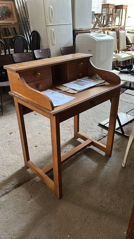 Lote siguiente: Escritorio de estilo en madera