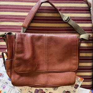 Lote anterior: Bolso Bandolera de Cuero Marrón con Correa Ajustable