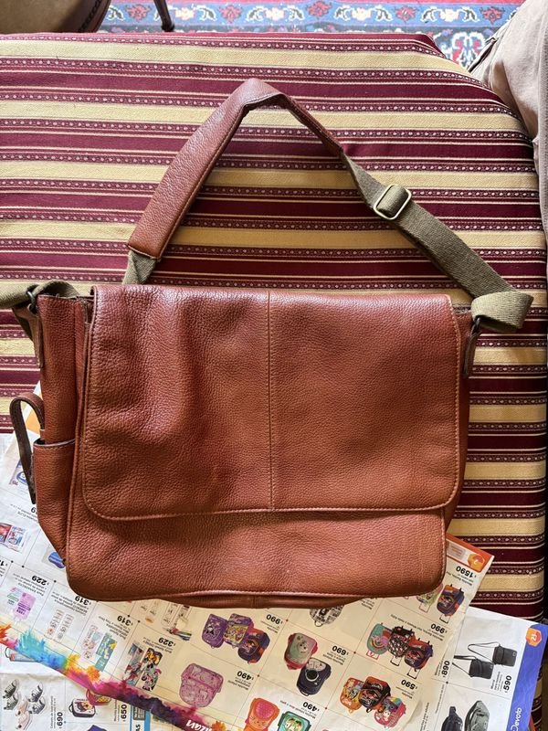 Bolso Bandolera de Cuero Marrón con Correa Ajustable
