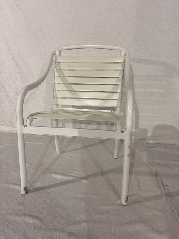Sillas de Exterior de Aluminio Blancas con Cintas Desgastadas