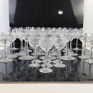 L 094 - Conjunto de copas de licor y de vino de vidrio tallado con diferentes motivos, ideales para vestir una mesa importante (Buen Estado) - imagen 6