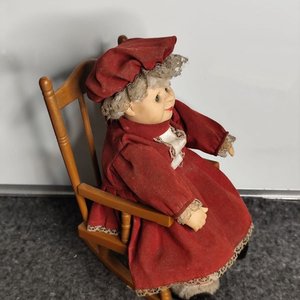 Muñeca antigua a pilas con silla mecedora y sonido - imagen 4
