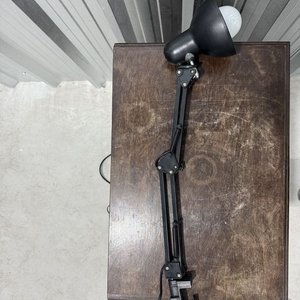Lote anterior: Lámpara de Escritorio Negra con Brazo Extensible y Abrazadera