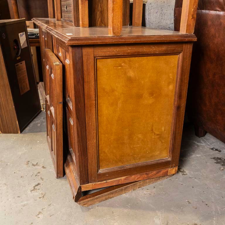 Mueble estante con luz superior y equipo de música - imagen 3