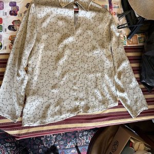 Conjunto de 2 Blusas Femeninas Talle L/XL: Dorada Manga Corta y Crema Estampada - imagen 6