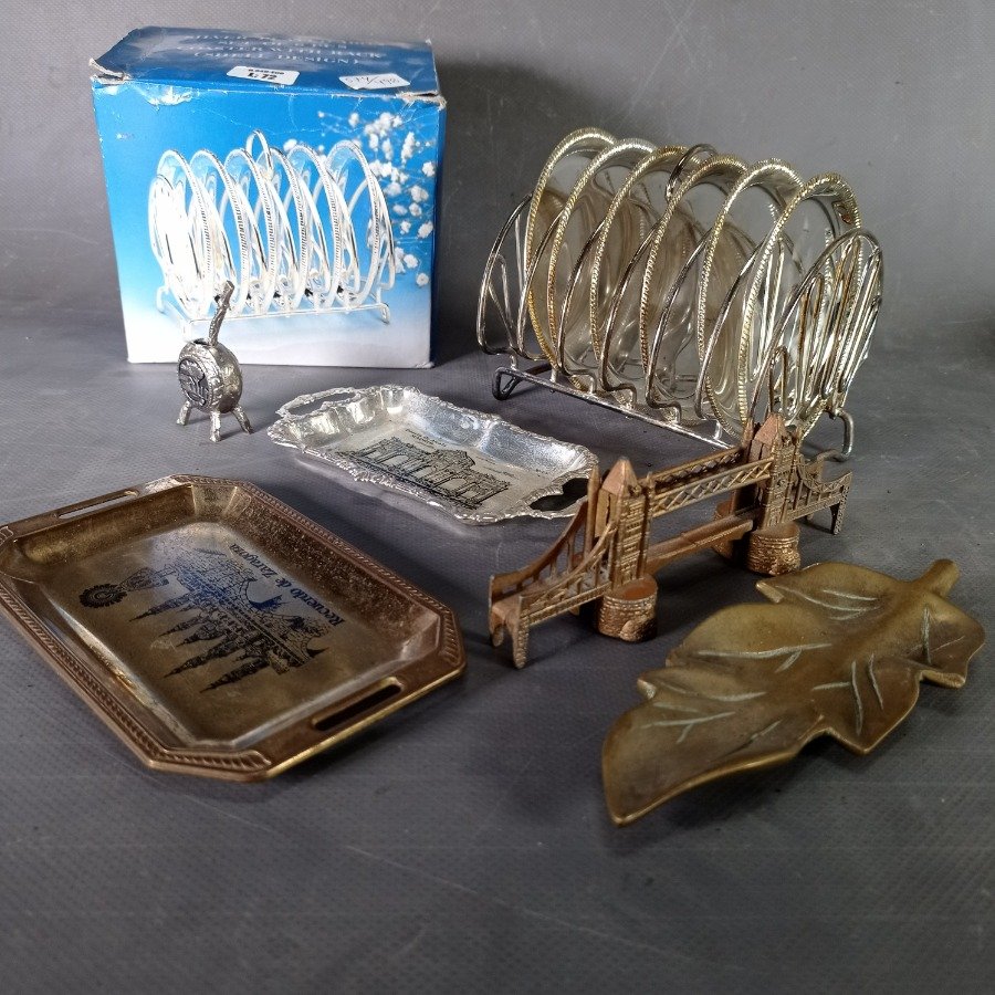 Conjunto de platos de metal con soporte y decoraciones - imagen 3