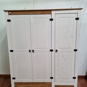 L 966 - Robusto ropero en madera combinada de tres puertas con estantes, barral y dos cajones inferiores, ideal para dormitorio o - imagen 1