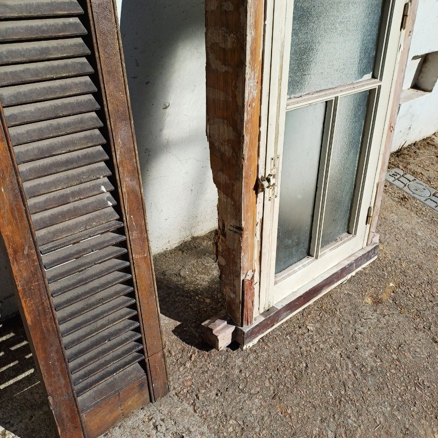 Ventana antigua de madera con detalles en cedro y metal - imagen 5