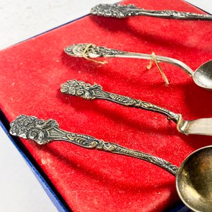 Conjunto de 10 Cucharitas de Metal con Cabo Labrado y Caja Original - imagen 4