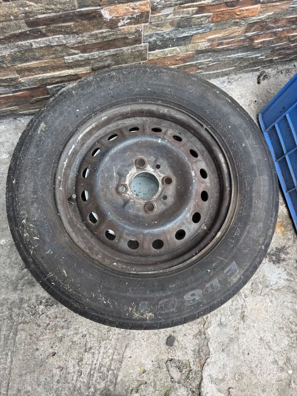 Neumático y Llanta Rodado 13 en Buen Estado - imagen 1