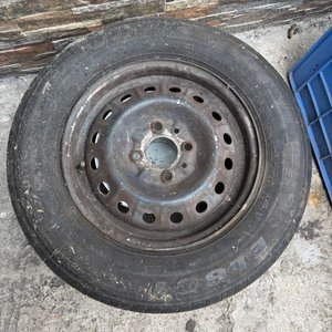 Neumático y Llanta Rodado 13 en Buen Estado - imagen 1