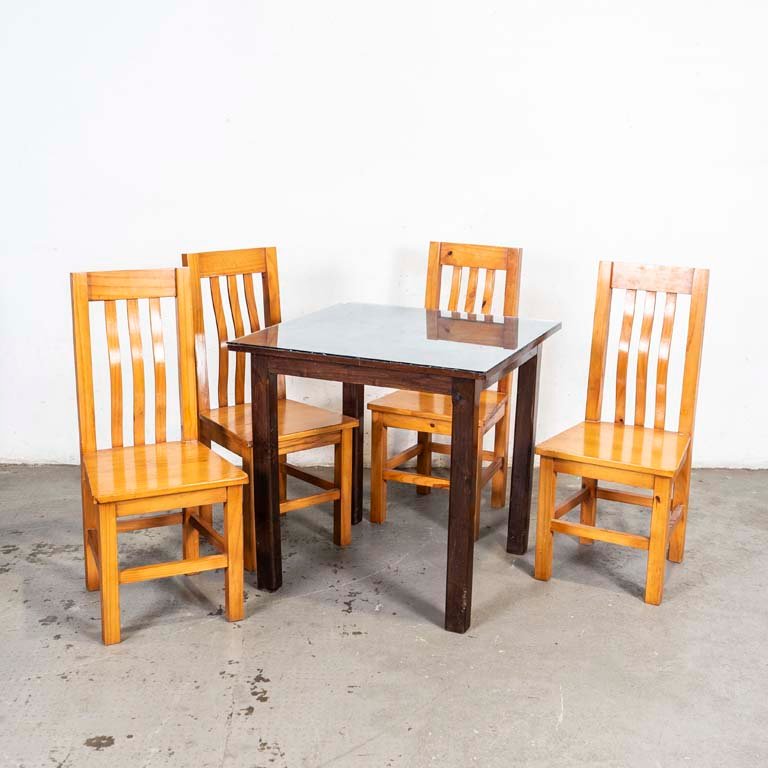 Lote siguiente: Mesa de madera y sillas para comedor