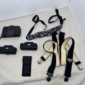 Lote anterior: Lote de Accesorios de Cuero y Tiradores: Carteras, Fundas y Tiradores