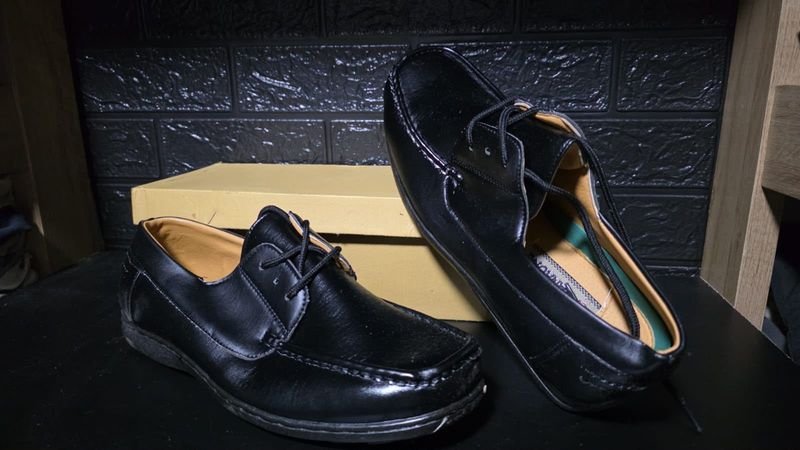 Caja de 25 Pares de Mocasines Negros de Cuero para Hombre